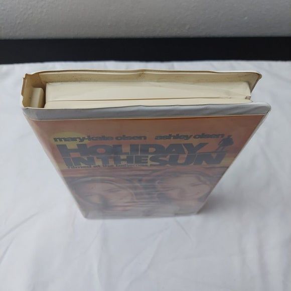 Mary-Kate Ashley Olsen - Holiday in the Sun VHS 2001 Clamshell Packaging - Picture 5 of 7